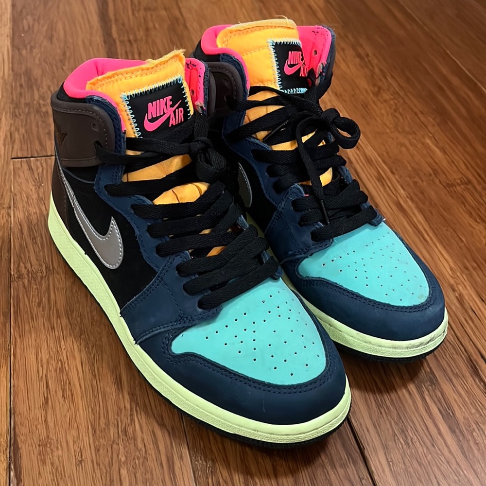Worn a few times Nike Jordans high top Tokyo Biohazard youth 6.5/ women’s 8